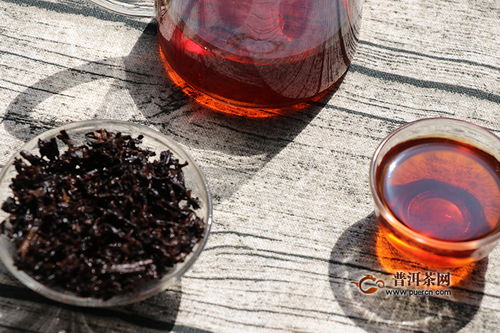 普洱茶葉出現(xiàn)黃色是否正常？全面解析黃葉成因與品質判斷